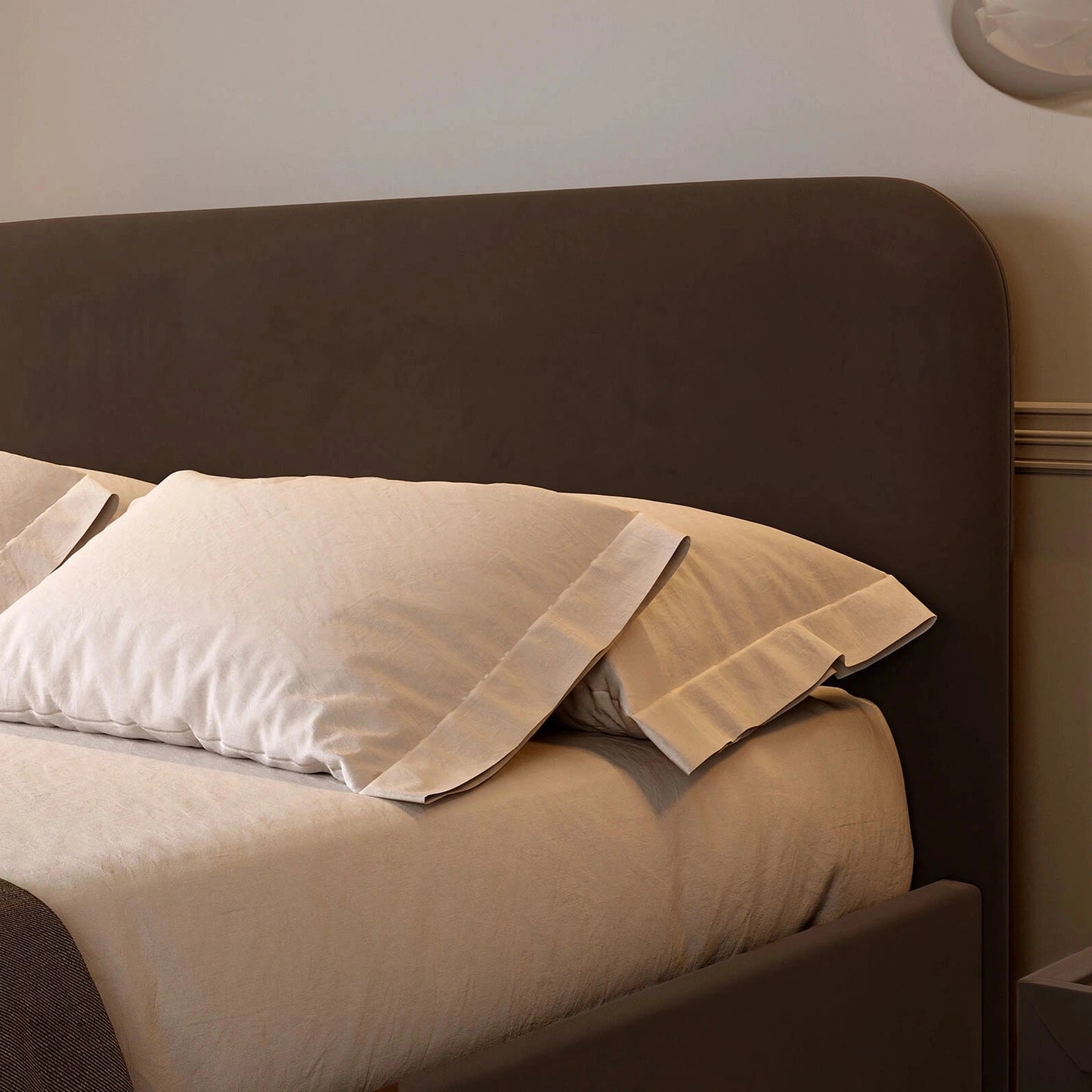 Poslterbett mit dünnem Kopfteil und abgerundeten Ecken; Lattenrost mit Hydraulik, Bettkasten & Füßen; Polsterbett online bestellen; Polsterbetten onlineshop; Gepolstertes Bett kaufen; 