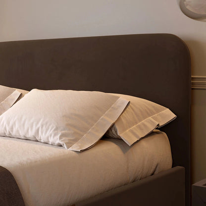 Poslterbett mit dünnem Kopfteil und abgerundeten Ecken; Lattenrost mit Hydraulik, Bettkasten & Füßen; Polsterbett online bestellen; Polsterbetten onlineshop; Gepolstertes Bett kaufen; 