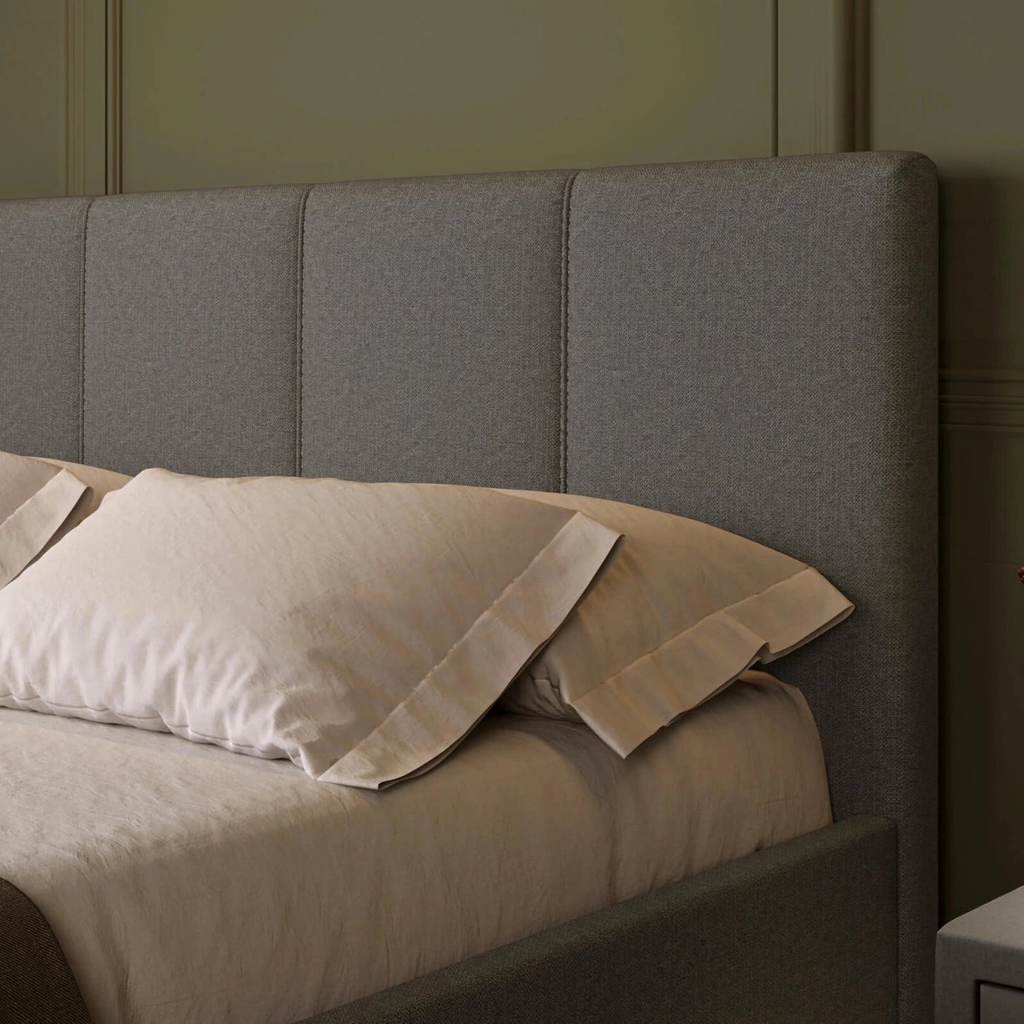 Elegant gepolstertes Kopfteil unserer Polsterbetten inkl. Lattenrost mit Hydraulik, Bettkasten & Füßen; Polsterbett online bestellen; Polsterbetten onlineshop; Gepolstertes Bett kaufen; 